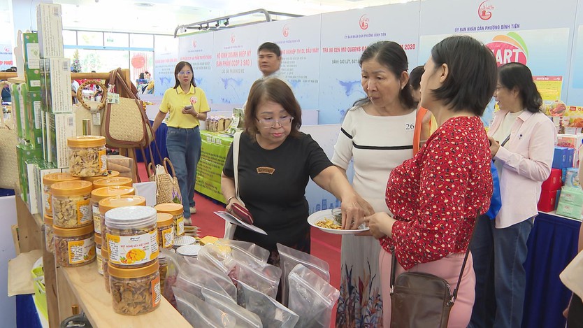 Ngày hội doanh nghiệp phường Bình Tiên: Hàng bình ổn, giảm giá đến 50% phục vụ người dân - Ảnh 5.