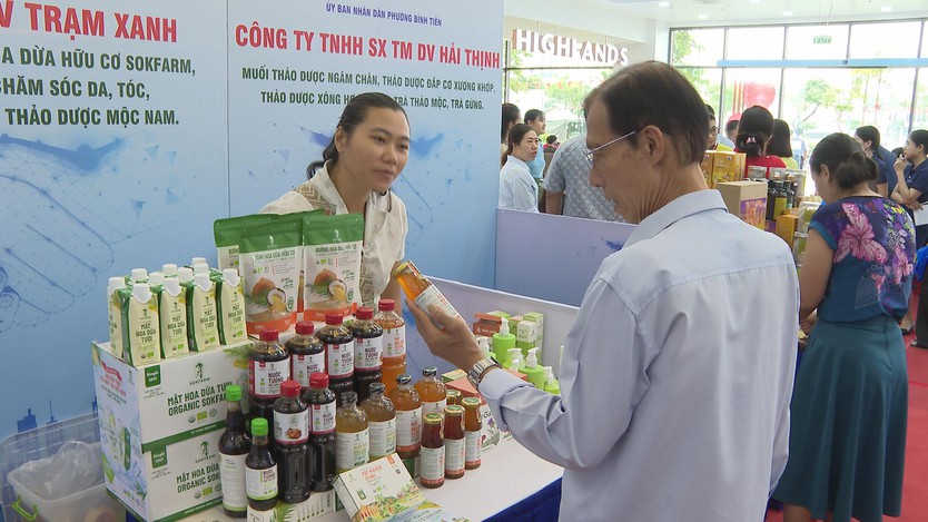 Ngày hội doanh nghiệp phường Bình Tiên: Hàng bình ổn, giảm giá đến 50% phục vụ người dân - Ảnh 4.