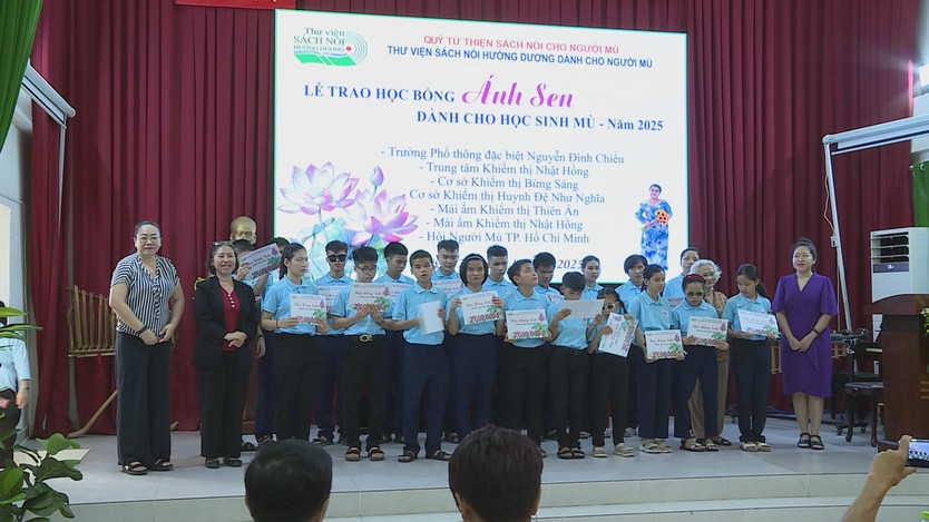 Học bổng Ánh Sen 25 năm thắp sáng ước mơ cho trẻ em khiếm thị - Ảnh 6.
