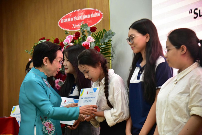 Ra mắt dự án Vì nữ sinh viên vượt khó học giỏi TP.HCM - Ảnh 1.