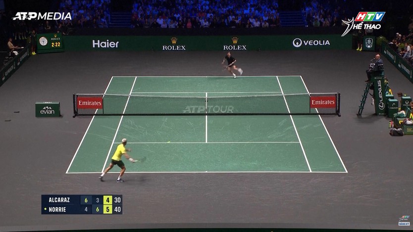 Tay vợt số 1 thế giới Carlos Alcaraz bị loại ở vòng 2 Paris Masters - Ảnh 1.