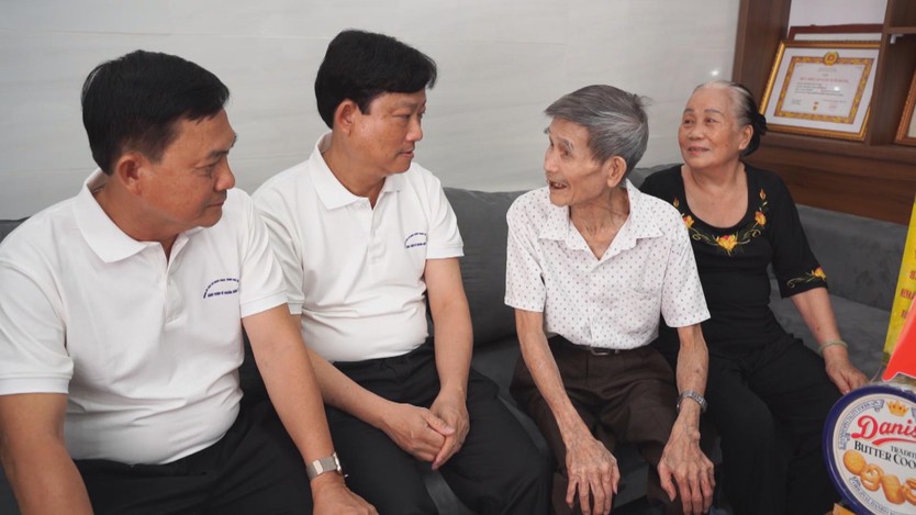 Đoàn đại biểu Thành phố Hồ Chí Minh thăm và tặng quà các gia đình chính sách tiêu biểu tại Côn Đảo - Ảnh 1.