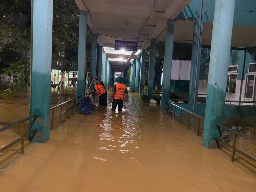 Nước rút, lực lượng vũ trang Đà Nẵng giúp dọn bùn trong đêm - Ảnh 18.