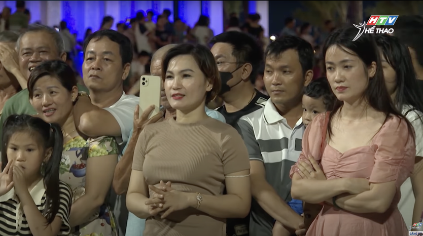 Sôi động khiêu vũ thể thao tại quảng trường Tam Thắng - Ảnh 1.