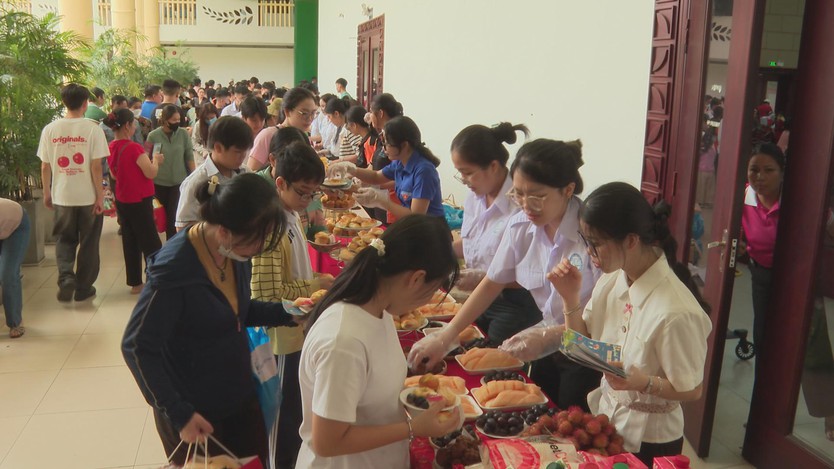 Xã Tân Nhựt: Mang Trung thu đến gần hơn với trẻ em mồ côi, có hoàn cảnh khó khăn - Ảnh 2.