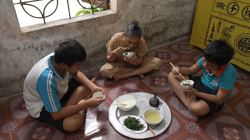 Huy Nam và em trai sống nương tựa bà nội lớn tuổi trong căn nhà cũ kỹ - Ảnh 5.