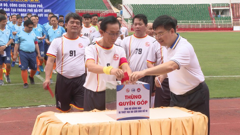 Trận bóng giao hữu quyên góp gần 1,4 tỷ đồng hỗ trợ đồng bào bị ảnh hưởng bão số 10  - Ảnh 1.