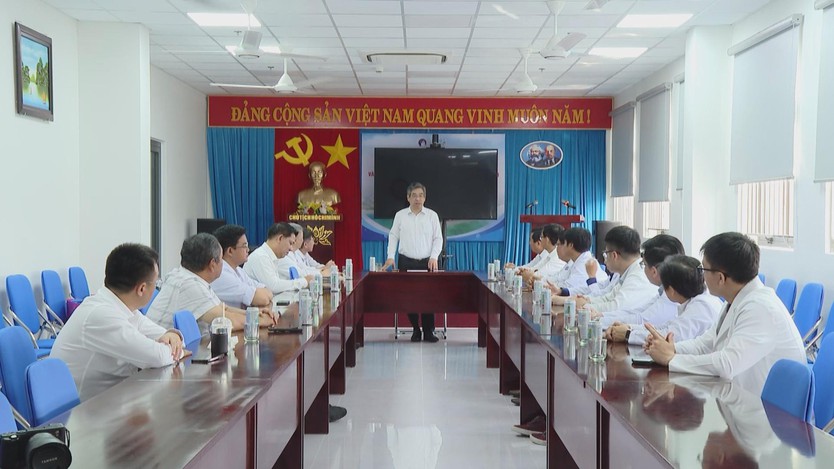 Lãnh đạo TP. Hồ Chí Minh thăm, tặng quà các bác sĩ đợt 2 tăng cường ra công tác tại Côn Đảo - Ảnh 2.