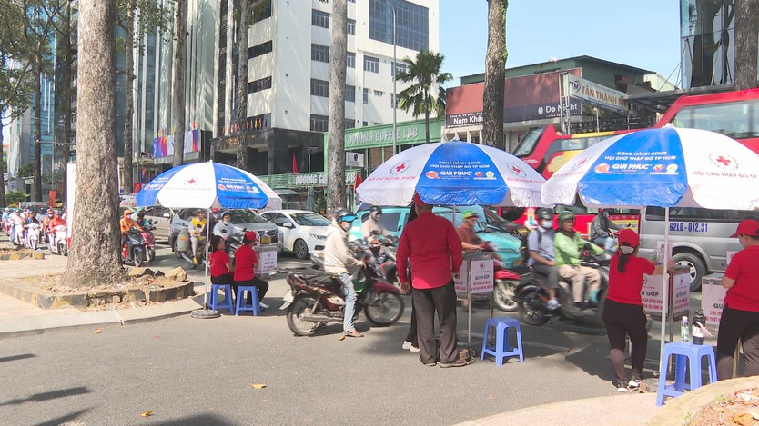 Người dân TP. Hồ Chí Minh tương thân tương ái hướng về đồng bào miền Bắc - Ảnh 2.
