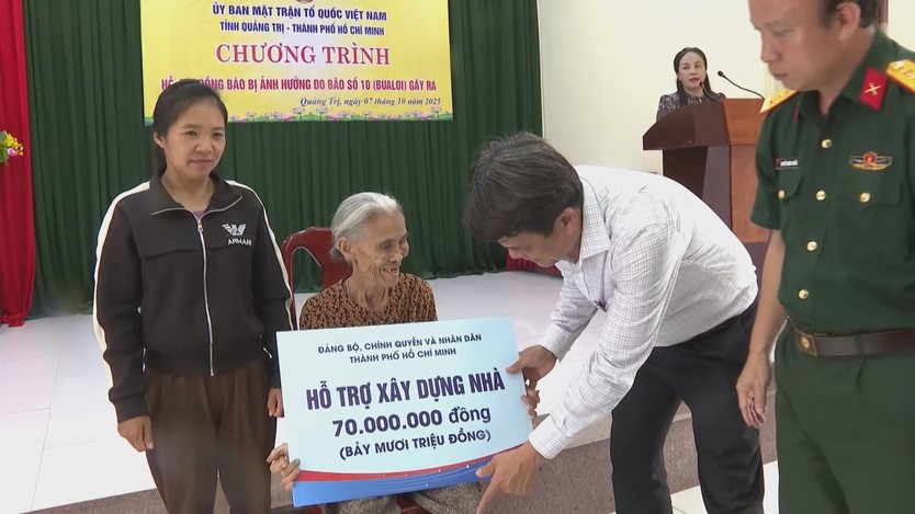 TP. Hồ Chí Minh thăm hỏi, hỗ trợ đồng bào Hà Tĩnh và Quảng Trị khắc phục thiệt hại do bão số 10 - Ảnh 9.