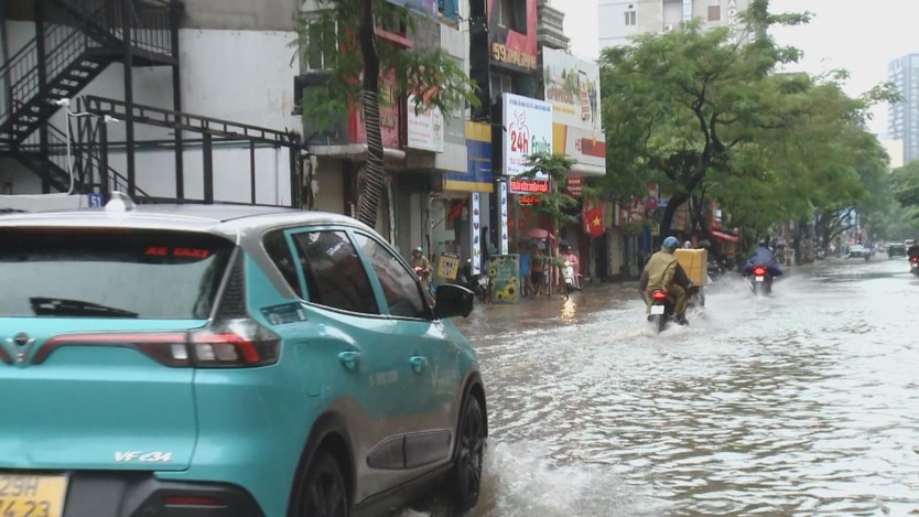 Khó khăn mang tên "ngập lụt": Người dân Hà Nội tiếp tục chật vật - Ảnh 2.