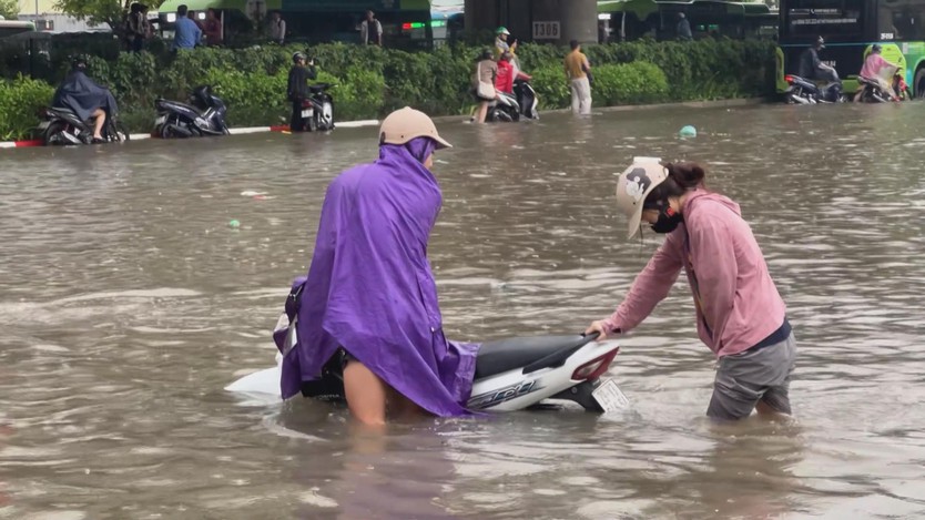 Khó khăn mang tên "ngập lụt": Người dân Hà Nội tiếp tục chật vật - Ảnh 1.