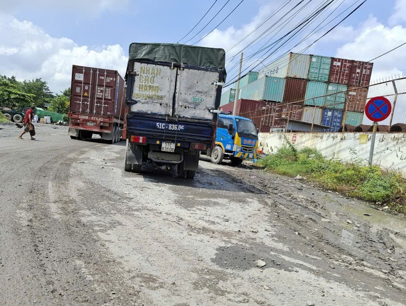 Xe tải , container đậu tràn lan tại Tân Thuận gây nguy hiểm cho giao thông - Ảnh 3.