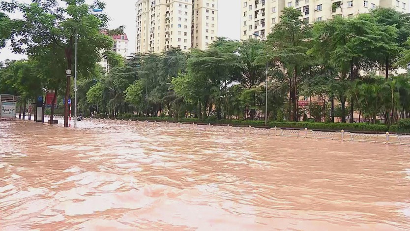 Những người âm thầm khơi dòng giữa biển nước Hà Nội- Ảnh 1.