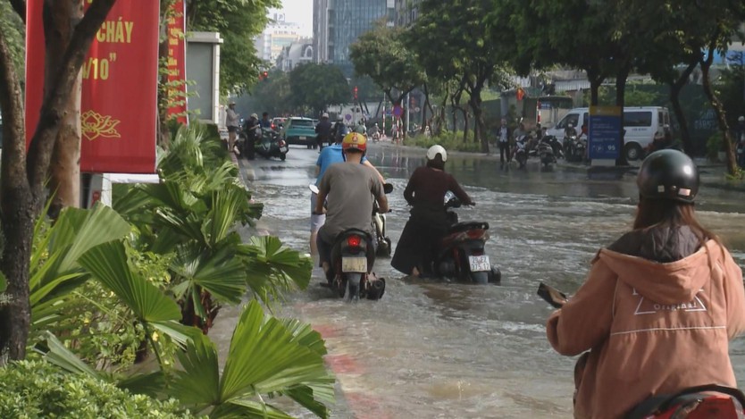 Người dân Hà Nội kiên cường vượt qua bão lũ- Ảnh 2.