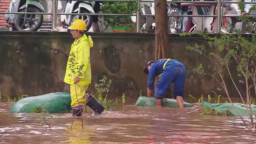 Những người âm thầm khơi dòng giữa biển nước Hà Nội- Ảnh 7.