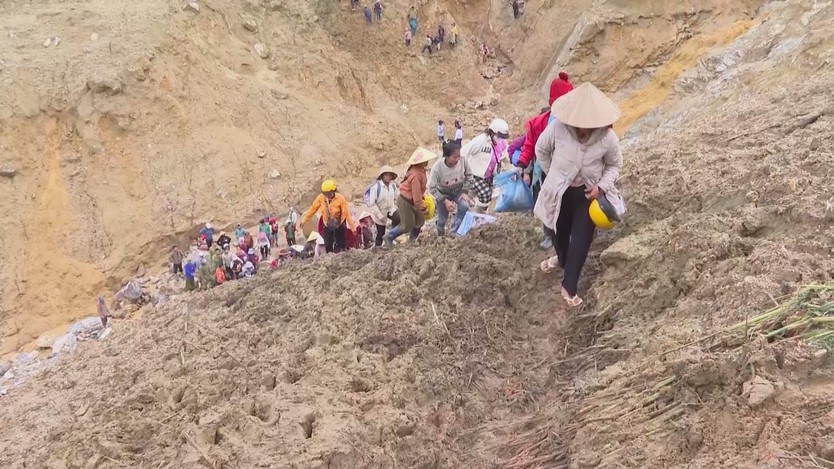 Quảng Ngãi khẩn cấp mở đường cứu trợ dân bị cô lập ở Ngọc Linh - Ảnh 3.