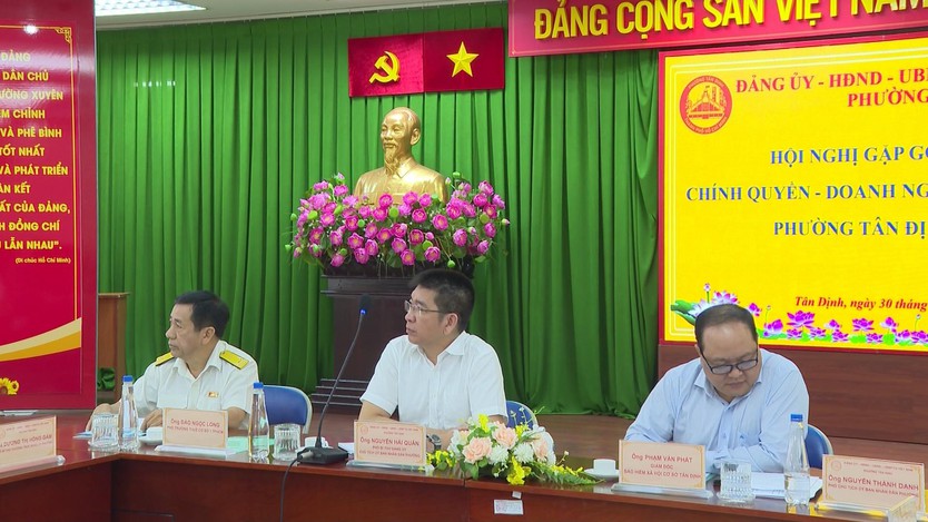 Phường Tân Định tăng cường đối thoại, hỗ trợ tiểu thương chuyển đổi số - Ảnh 1.