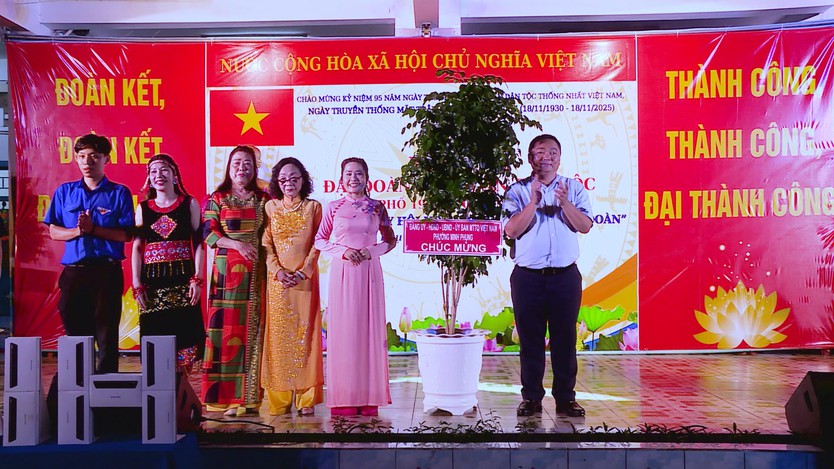 Ấn tượng "gian hàng 0 đồng" và công trình "ban công nở hoa" tại Ngày hội Đại đoàn kết phường Minh Phụng - Ảnh 2.