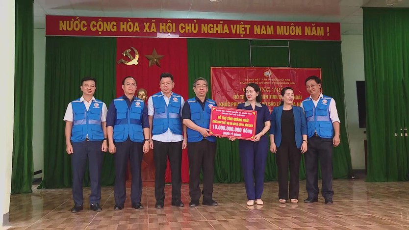 TP. Hồ Chí Minh hỗ trợ đồng bào Quảng Ngãi khắc phục hậu quả bão lũ - Ảnh 1.