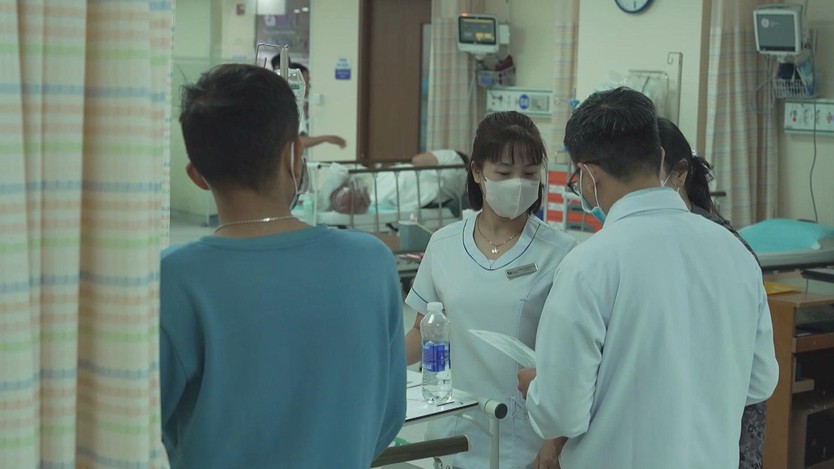 Hàng trăm người mắc cùng triệu chứng sau khi ăn bánh mì gà xé - Ảnh 1.