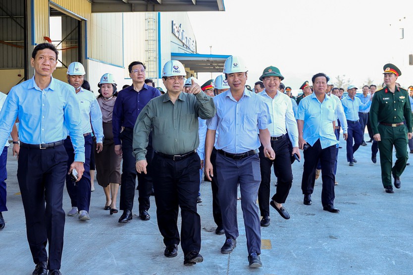 Thủ tướng thăm hỏi, động viên người dân, doanh nghiệp thiệt hại nặng nề do thiên tai, bão lũ tại Gia Lai- Ảnh 1.