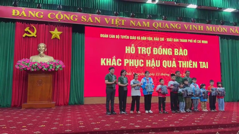Đoàn công tác TP. Hồ Chí Minh thăm, tặng quà các hộ dân bị ảnh hưởng bởi bão lũ ở Thái Nguyên- Ảnh 2.