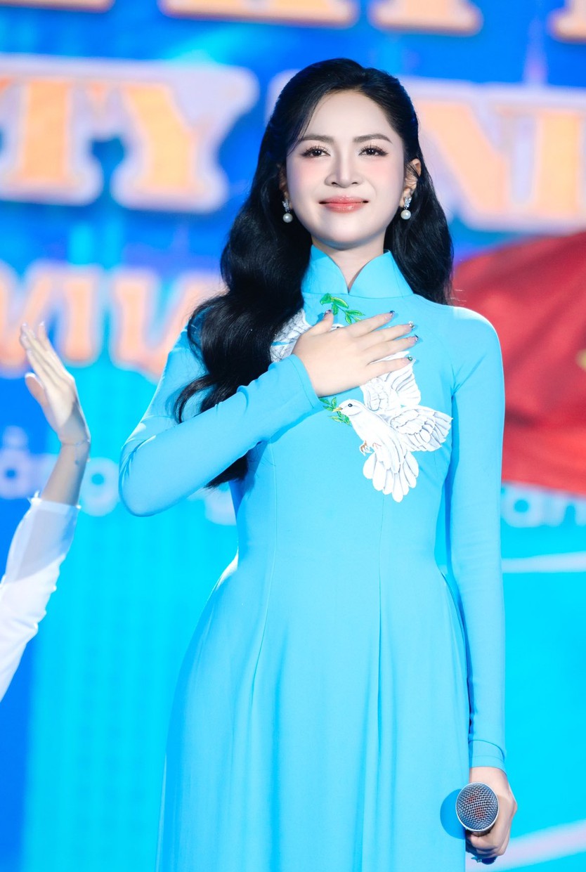 Ca sĩ Nguyễn Duyên Quỳnh phối lại trang phục diễn để giảm tác hại môi trường - Ảnh 4.