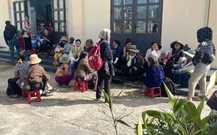 Sạt lở núi đá chảy như thác ở Đà Nẵng: Di dời khẩn cấp hàng chục hộ dân- Ảnh 1.