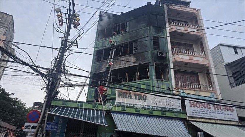 Khánh Hòa: Cháy lớn tại khu nhà trọ nằm sát chợ Đầm - Ảnh 1.