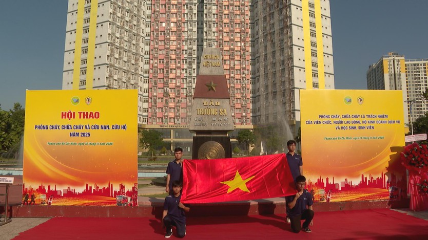 Sinh viên hóa thân chiến sĩ chữa cháy tại hội thao PCCC năm 2025- Ảnh 1.
