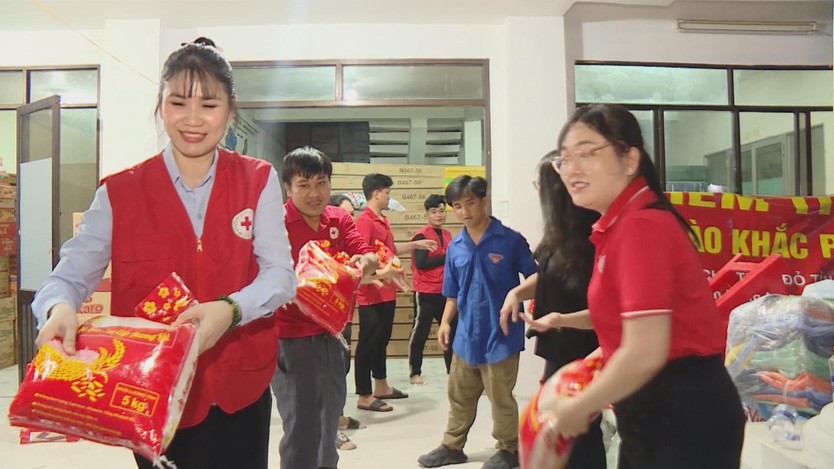 10 tấn hàng hóa được Hội Chữ thập đỏ TP. Hồ Chí Minh chuyển đến đồng bào vùng bão lũ- Ảnh 3.