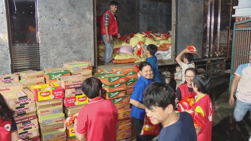 10 tấn hàng hóa được Hội Chữ thập đỏ TP. Hồ Chí Minh chuyển đến đồng bào vùng bão lũ- Ảnh 1.