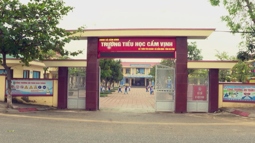 600 phần quà tiếp sức học sinh vùng lũ Nghệ An - Hà Tĩnh- Ảnh 1.