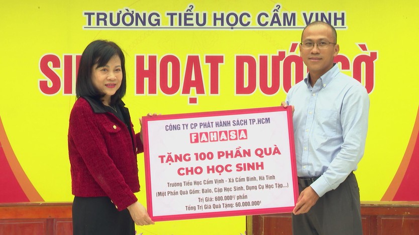 600 phần quà tiếp sức học sinh vùng lũ Nghệ An - Hà Tĩnh- Ảnh 2.