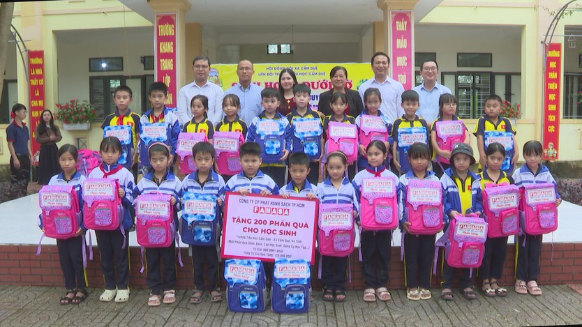 600 phần quà tiếp sức học sinh vùng lũ Nghệ An - Hà Tĩnh- Ảnh 3.