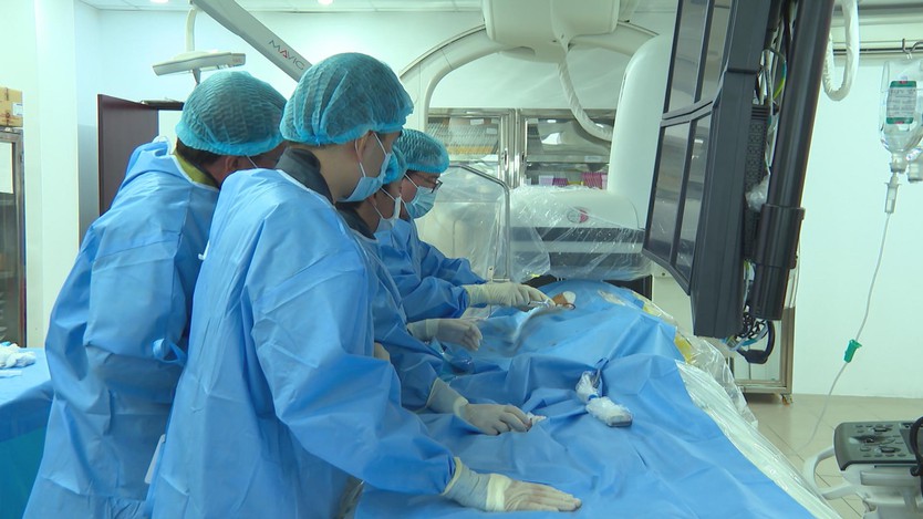 Đặt thành công máy tạo nhịp tim không dây hai buồng cứu sống cụ bà 83 tuổi- Ảnh 1.