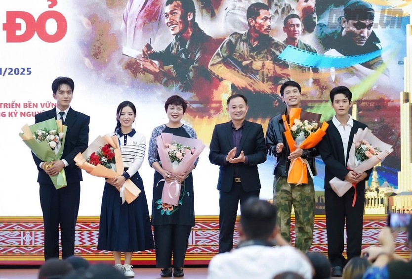 Mưa đỏ - Ảnh 1.