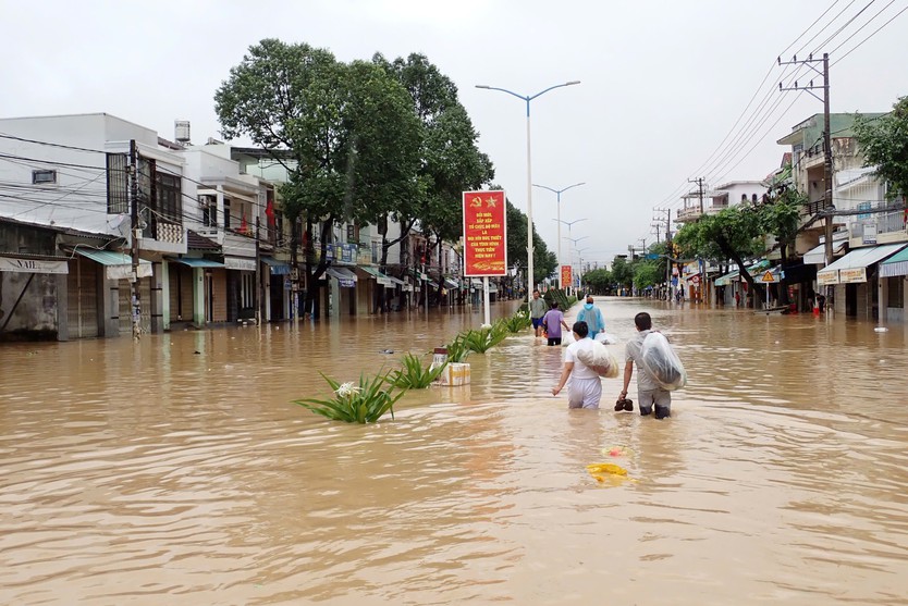 Nha Trang mênh mông biển nước vì lũ chồng lũ - Ảnh 9.