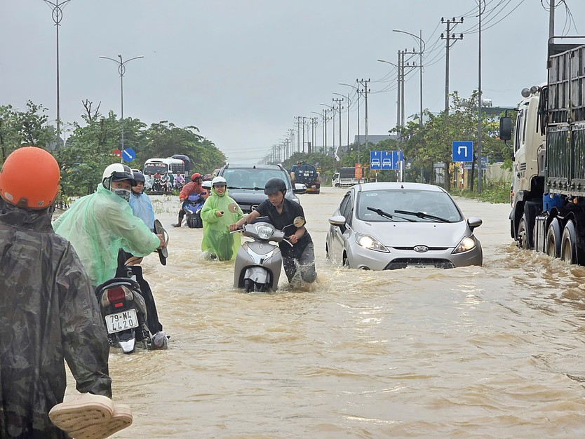 Nha Trang mênh mông biển nước vì lũ chồng lũ - Ảnh 4.