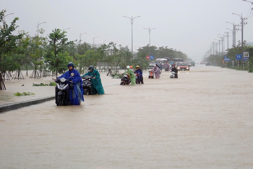 Nha Trang mênh mông biển nước vì lũ chồng lũ - Ảnh 5.