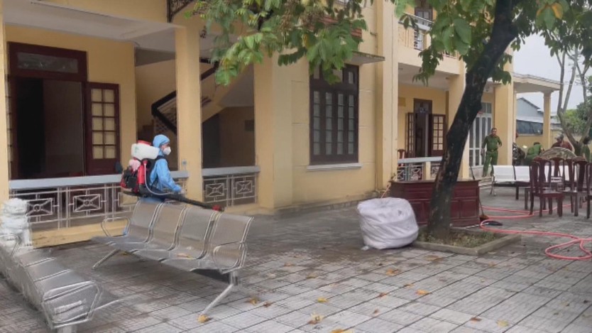 Cắt rừng, vượt sông mang lương thực vào cho đồng bào vùng cô lập sau mưa lũ - Ảnh 2.