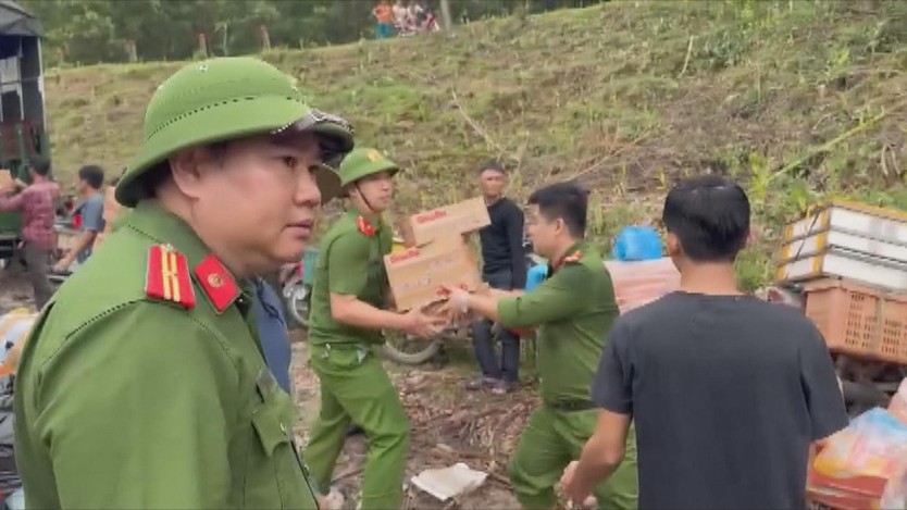 Cắt rừng, vượt sông mang lương thực vào cho đồng bào vùng cô lập sau mưa lũ - Ảnh 1.
