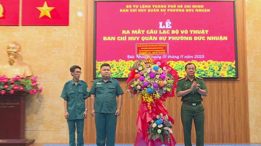 Phường Đức Nhuận trao Huy hiệu Đảng đợt 7/11/2025 và ra mắt Câu lạc bộ Võ thuật Ban Chỉ huy Quân sự - Ảnh 10.