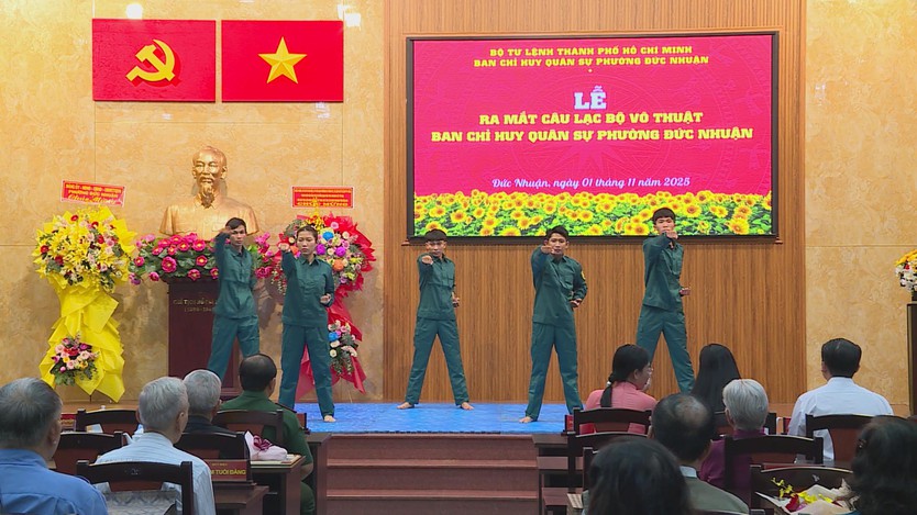 Phường Đức Nhuận trao Huy hiệu Đảng đợt 7/11/2025 và ra mắt Câu lạc bộ Võ thuật Ban Chỉ huy Quân sự - Ảnh 12.
