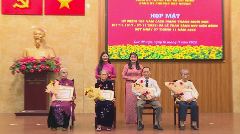 Phường Đức Nhuận trao Huy hiệu Đảng đợt 7/11/2025 và ra mắt Câu lạc bộ Võ thuật Ban Chỉ huy Quân sự - Ảnh 7.