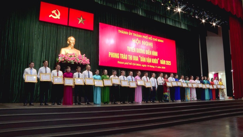 TP. Hồ Chí Minh tuyên dương hơn 200 điển hình dân vận khéo năm 2025- Ảnh 2.
