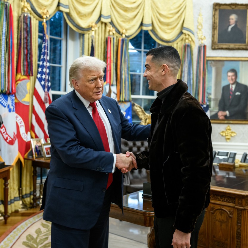 Ronaldo cùng hôn thê thảnh thơi dạo bước với ông Trump - Ảnh 3.