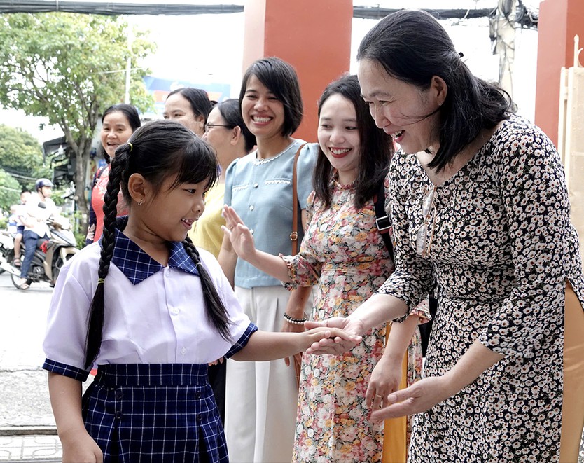 Thầy cô giáo chính là mạch nguồn nuôi dưỡng trí tuệ, là rường cột vững chắc cho sự phát triển bền vững của Thành phố- Ảnh 3.