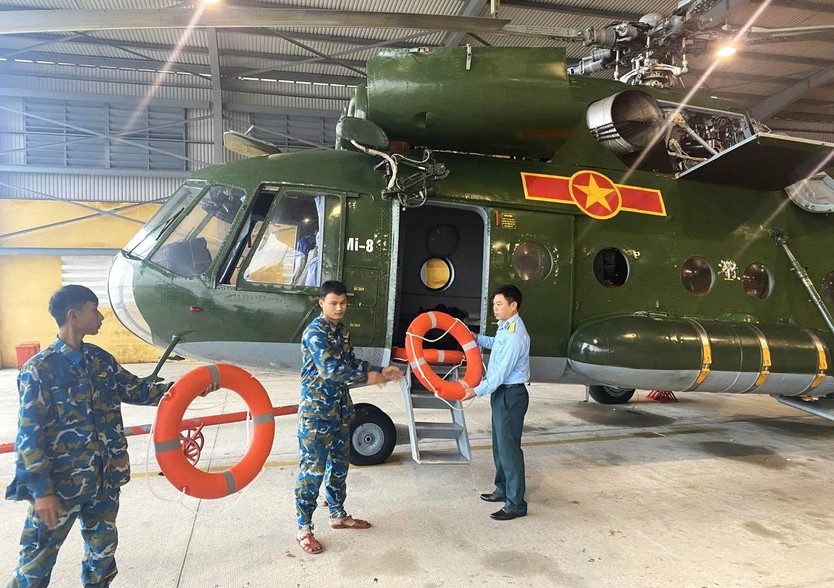 Điều máy bay chở phao cứu sinh tiếp tế vùng lũ Gia Lai, Đắk Lắk- Ảnh 1.